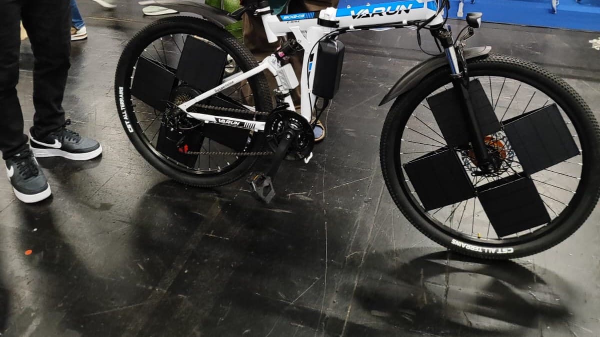 SOLARIDE folding e-bike with solar panels mounted inside both wheels
